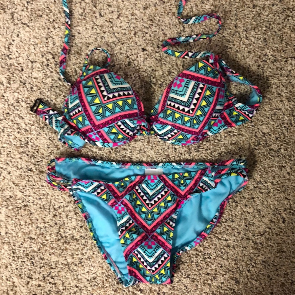Adorable bikini. Top has “push-up”